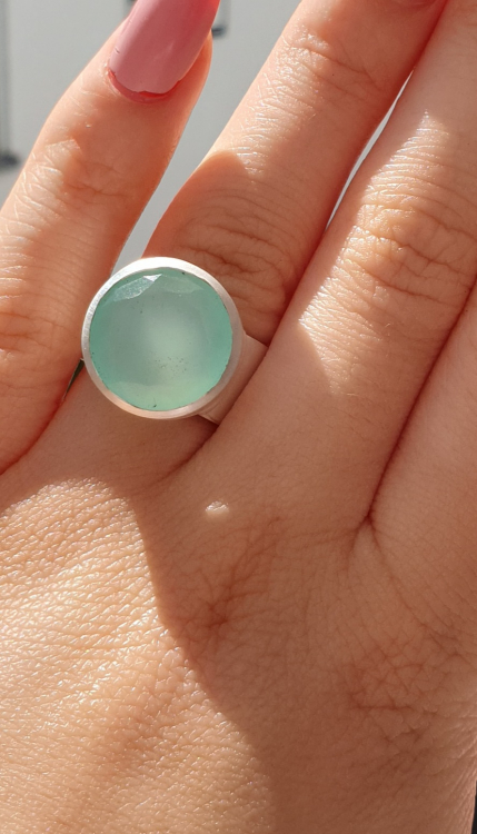 Ring mit einem großen, hellblauen Chalcedon